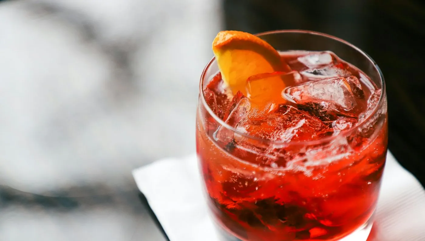 Aperol Spritz glāze ar ledus kubiem un apelsīna šķēli
