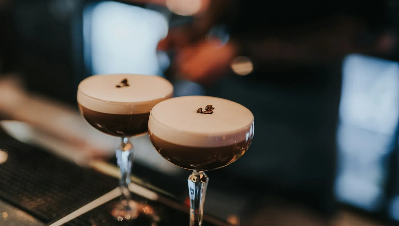 Divi Espresso Martini kokteiļi ar putām un kafijas pupiņām