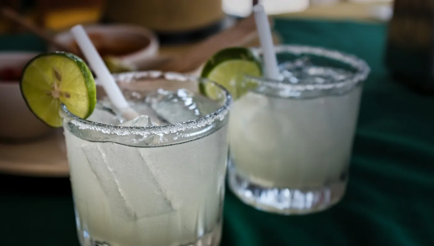 Margaritas uz ledus ar sāls malu un laimu