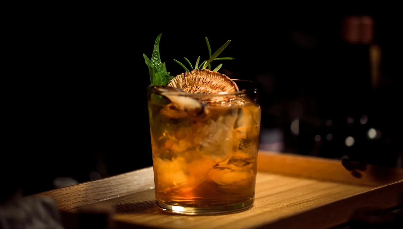 Old Fashioned rocks glāzē ar apelsīna miziņu