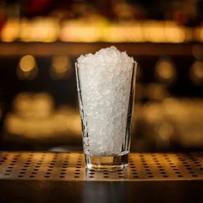 Smalkais drupinātais ledus termo kastē mojito kokteiļiem